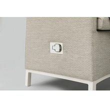 Detailansicht eines Möbelstücks mit Bezug und Klappgriff