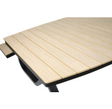 Detailansicht eines Gartentisches mit Holzlatten und dunklem Rahmen