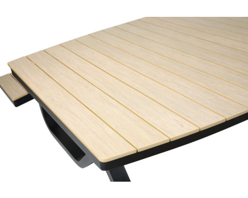 Detailansicht eines Gartentisches mit Holzlatten und dunklem Rahmen