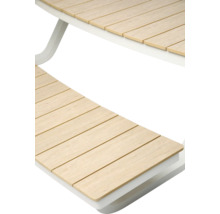 Detailansicht eines Gartentisches mit Holzlatten und weißem Rahmen