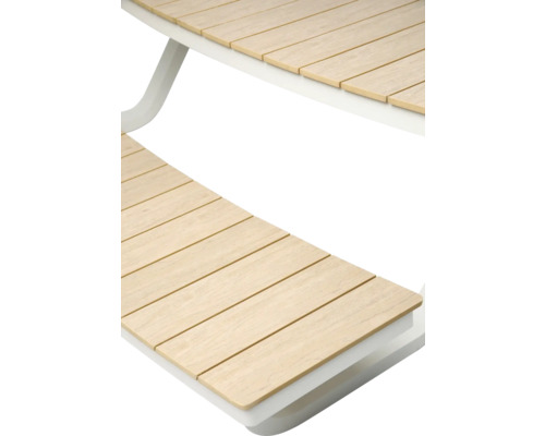 Detailansicht eines Gartentisches mit Holzlatten und weißem Rahmen