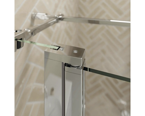 Detailansicht einer Duschkabine mit klarem Glas und Chrombeschlägen