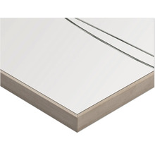 Detailansicht eines Spiegels mit Holzrahmen