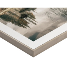 Nahaufnahme eines Bilderrahmens mit Passepartout und Landschaftsmotiv