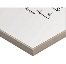 Detailansicht eines gerahmten Bildes mit Schriftzug