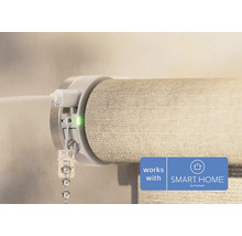 Nahaufnahme eines Rollos mit USB Ladekabel und Statusanzeige, kompatibel mit SMART HOME by hornbach.