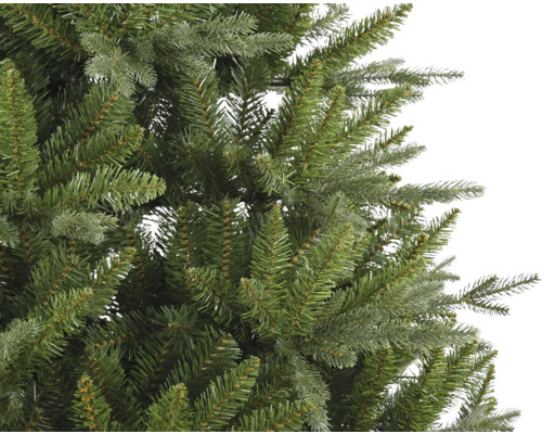 Detailaufnahme eines künstlichen Weihnachtsbaums mit grünen Nadeln