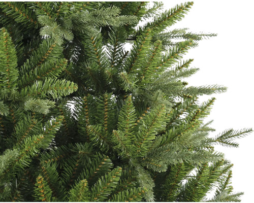 Detailaufnahme eines künstlichen Weihnachtsbaums mit grünen Nadeln