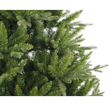 Detailaufnahme eines künstlichen Weihnachtsbaums mit grünen Nadeln