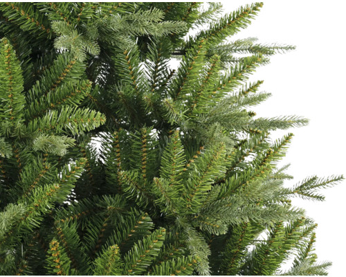 Detailaufnahme eines künstlichen Weihnachtsbaums mit grünen Nadeln