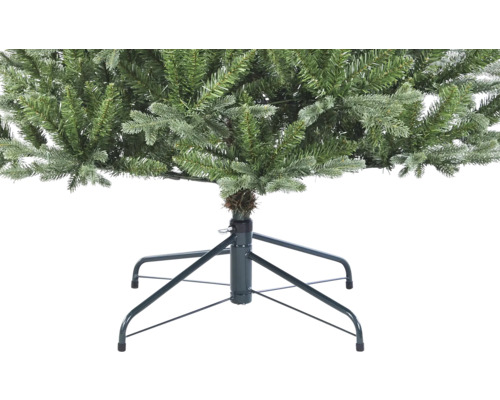 Detailansicht eines künstlichen Weihnachtsbaums mit Metallständer