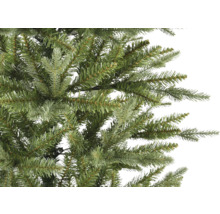 Detailaufnahme eines künstlichen Weihnachtsbaums mit grünen Nadeln