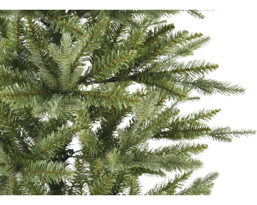Detailaufnahme eines künstlichen Weihnachtsbaums mit grünen Nadeln