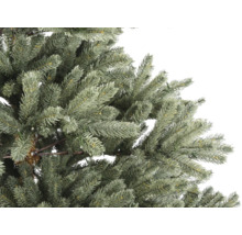 Detailaufnahme eines künstlichen Weihnachtsbaums mit grünen Nadeln