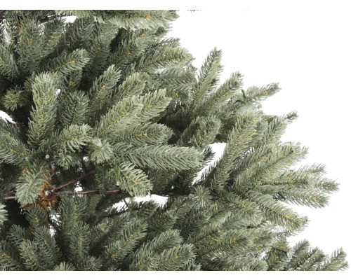 Detailaufnahme eines künstlichen Weihnachtsbaums mit grünen Nadeln