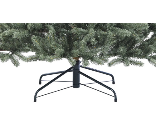 Detailaufnahme eines künstlichen Weihnachtsbaums mit Metallfuß