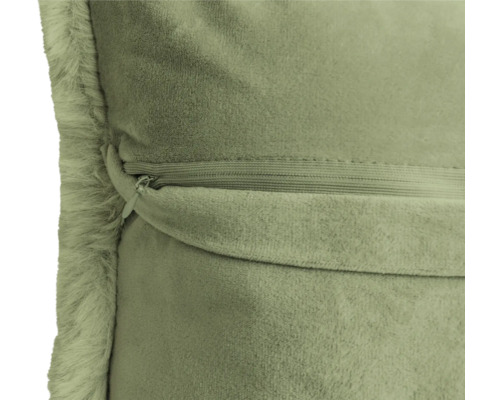 Detailansicht eines Kissens mit Reißverschluss und Kunstfellbesatz