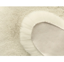 Detailaufnahme eines Kunstfellteppichs mit Textilrücken