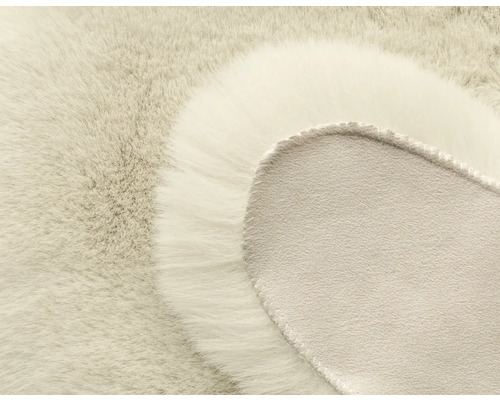 Detailaufnahme eines Kunstfellteppichs mit Textilrücken