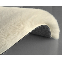 Detailansicht eines hochflorigen Teppichs mit gewebter Rückseite