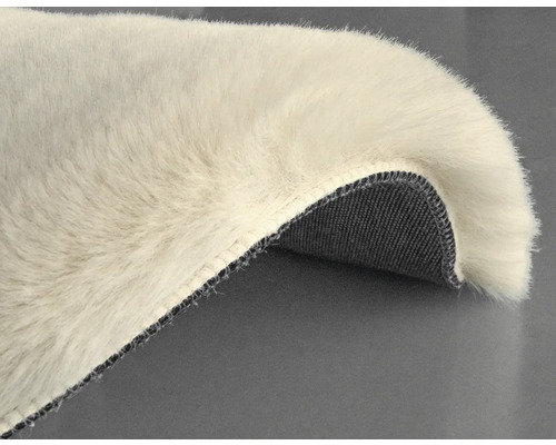 Detailansicht eines hochflorigen Teppichs mit gewebter Rückseite