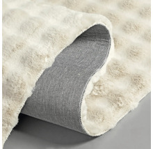 Detailansicht eines Teppichs mit Flor und gewebter Rückseite.