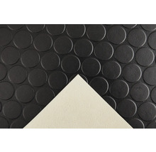 Gummimatte mit Noppenmuster und einer aufgeklappten Ecke.