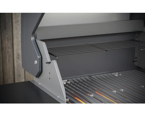 Detailansicht eines Gasgrills mit Grillrost und Warmhalterost