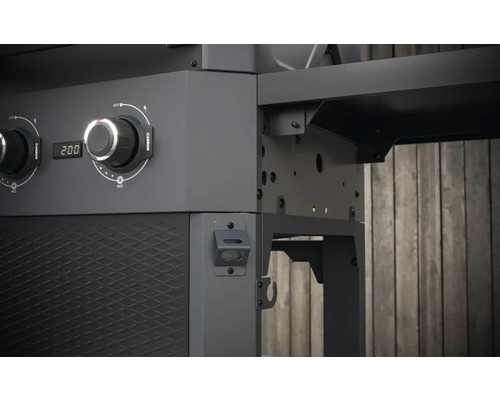 Detailansicht eines Holzkohlegrills mit Temperaturregler und Ablagefläche