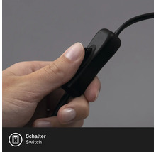 Eine Hand betätigt einen Schalter an einem Kabel