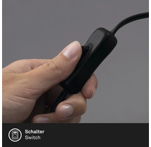 Eine Hand betätigt den Schalter einer Lampe.