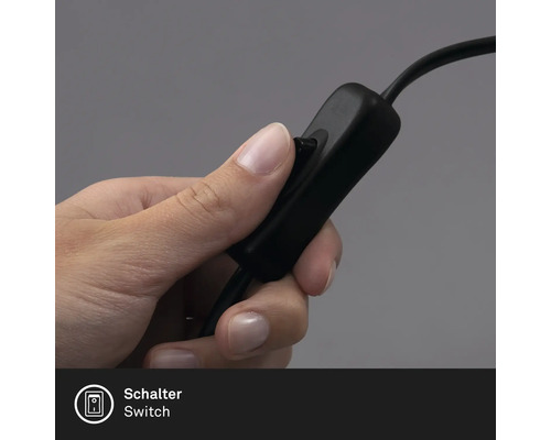 Eine Hand betätigt den Schalter einer Lampe.