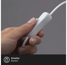 Eine Hand bedient einen Schalter an einem weißen Kabel
