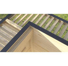 Detailansicht einer Holzpergola mit dunklen Akzenten