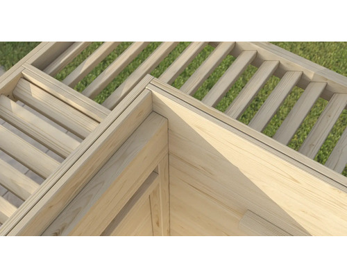 Detailansicht einer hölzernen Gartensaunaecke mit Lattenrost