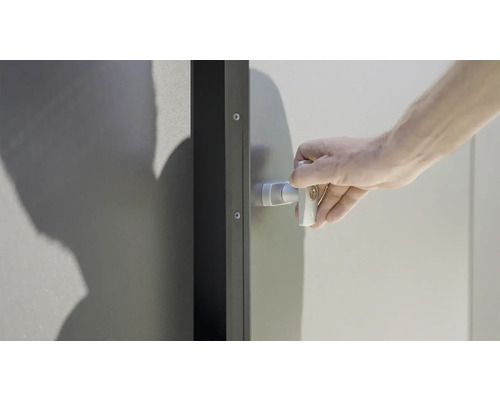 Hand betätigt den Griff einer Tür zum Öffnen