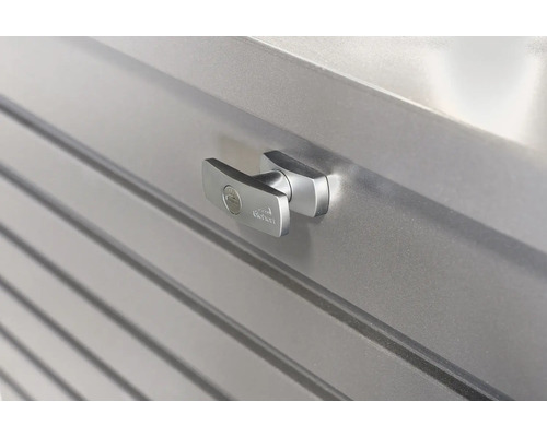 Detailansicht eines abschließbaren Geräteschrankes mit Griff