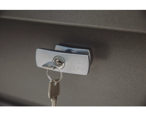 Schlüssel steckt im Schloss des Briefkastens