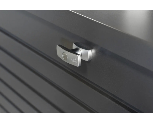 Detailaufnahme eines abschließbaren Griffs an einer Gerätebox