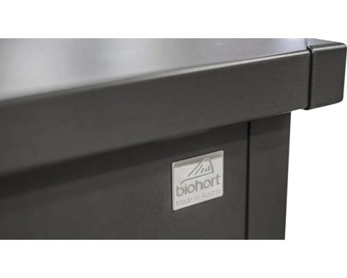 Detailansicht eines Gartenhauses mit Biohort Logo