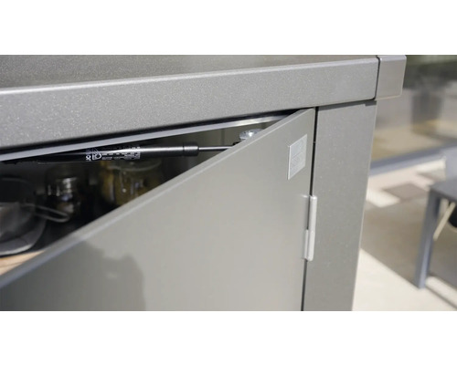 Detailansicht eines geöffneten Gartenschrankes mit Gasdruckfeder