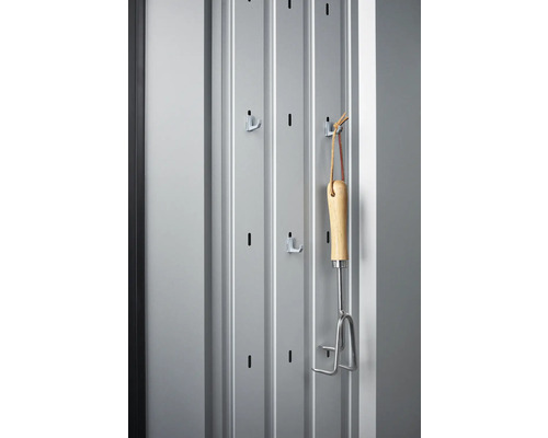 Metallwand mit Haken und Gartenwerkzeug