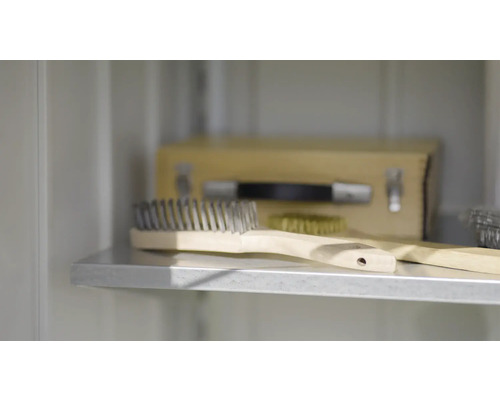 Regal mit Drahtbürsten und Werkzeugkiste