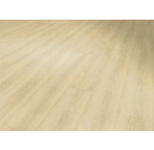 Heller Laminatboden mit Holzoptik.