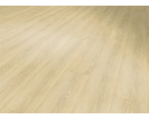 Heller Laminatboden mit Holzoptik.