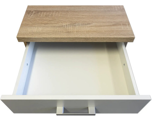 Offene Schublade eines Möbelstücks mit Holzplatte