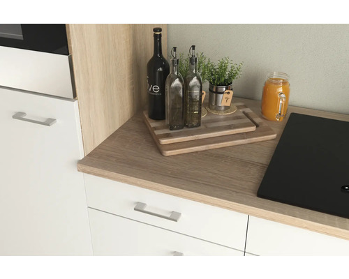 Küchenszene mit Arbeitsplatte, Flaschen und Küchenutensilien