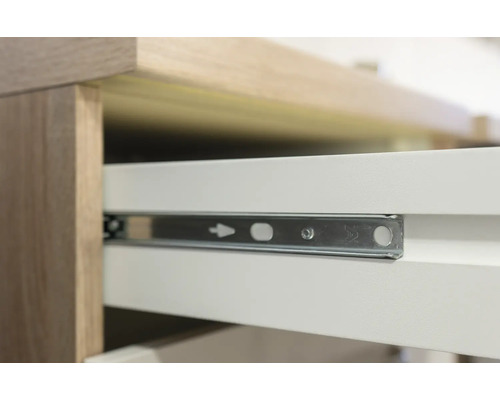 Detailaufnahme eines Schubladenauszugs aus Metall