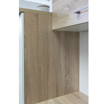 Detailansicht von Küchenschränken mit Holzdekor
