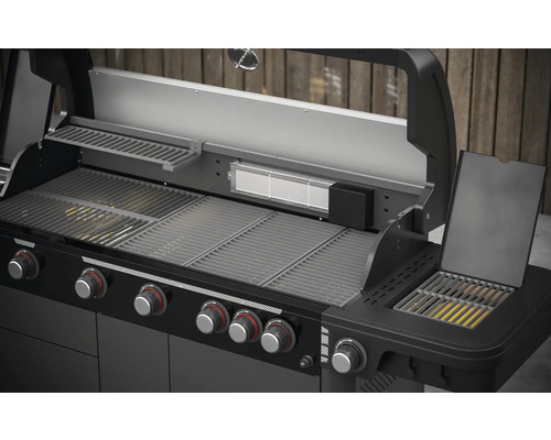 Offener Gasgrill mit Grillrosten und Bedienknöpfen